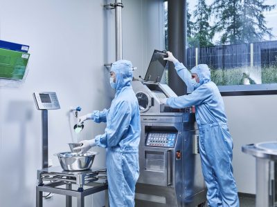 Application de pesage industriel 2 ouvriers pèsent des ingrédients sur une balance industrielle