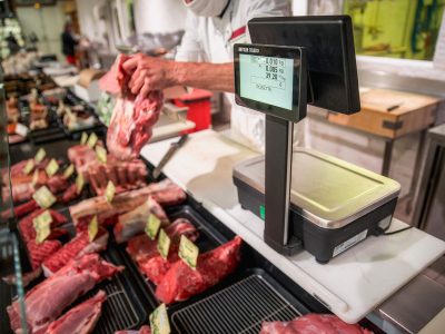 Balance mettler toledo de boucherie un boucher repose la viande dans sa vitrine