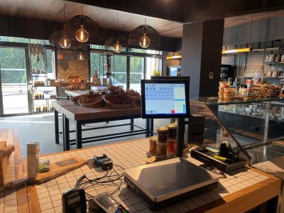 Encaissement et pesage commercial Balance tactile mettler toledo sur un comptoir d'une épicerie
